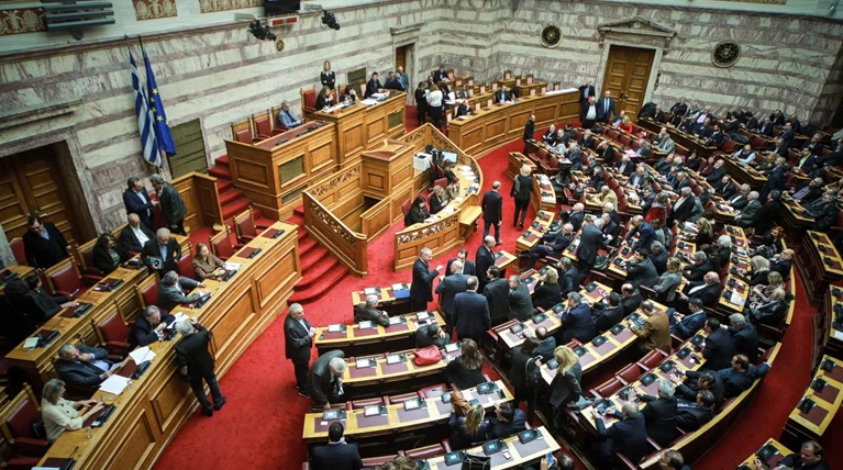 Σφοδρές αντιδράσεις για την ιδιότυπη πλειοψηφία των 145 + 6