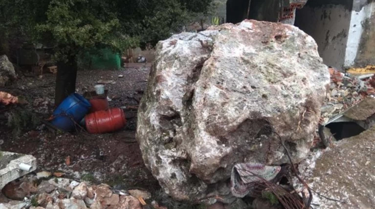 Πτώση βράχου 25 τόνων σε σπίτι στα Σφακιά