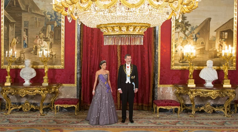 Η βασίλισσα Λετίσια με απίθανο οσκαρικό λουκ μέσα στο παλάτι [Εικόνες]