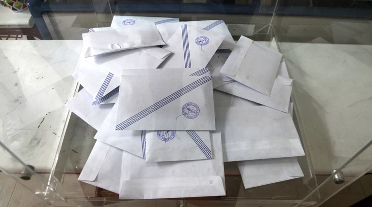 Επιστροφή του δικομματισμού και τοξικό κλίμα δείχνουν τα γκάλοπ