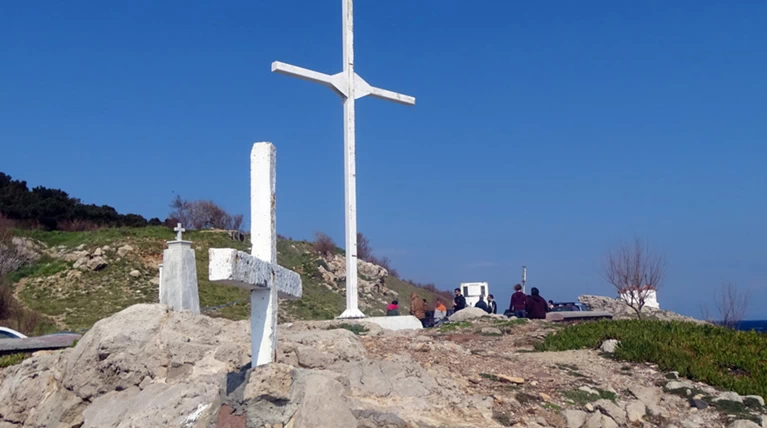 Μυτιλήνη: 33 συλλήψεις για την τοποθέτηση σταυρού στην ακτή