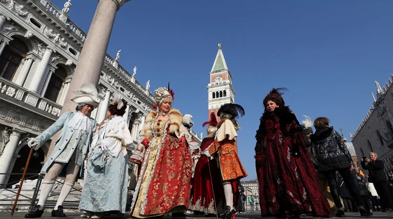 Βενετία: Απίθανες εικόνες από το πιο ατμοσφαιρικό καρναβάλι στον κόσμο