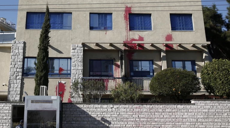 Δικογραφία για μέλος του Ρουβίκωνα για την επίθεση στην πρεσβεία Ισραήλ