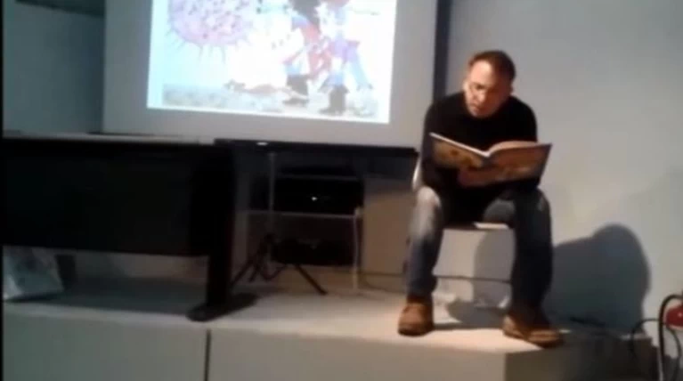 O Μπεχράκης διαβάζει αντιπολεμικό Τριβιζά σε πιτσιρικάδες. Βίντεο του TOC
