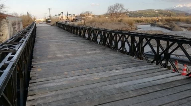 Τοποθετήθηκαν οι δύο στρατιωτικές γέφυρες στα Χανιά