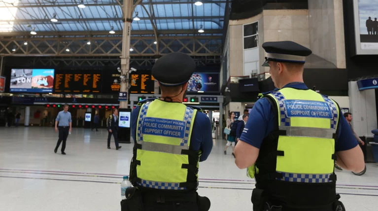 Συναγερμός στο Λονδίνο για ύποπτο πακέτο στο Μετρό και στο αεροδρόμιο City