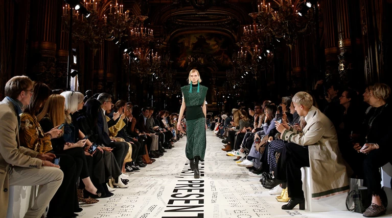 H Stella McCartney κινητοποιεί από το ντεφιλέ της στο Paris Fashion Week