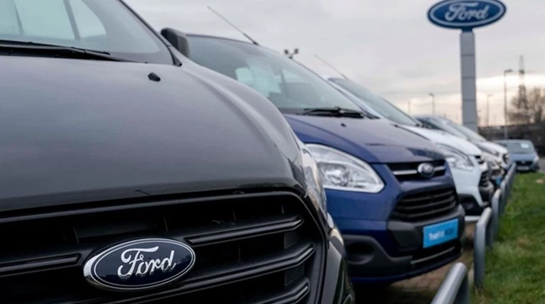 Η αυτοκινητοβιομηχανία Ford εξετάζει να κλείσει δύο εργοστάσια