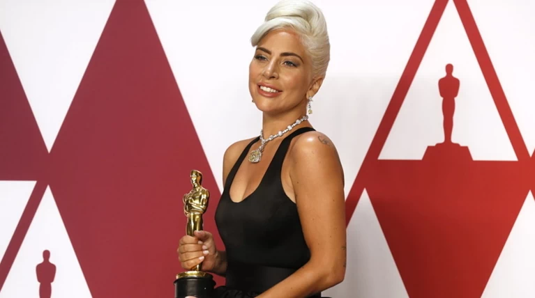 Lady Gaga: Οι δυο εντυπωσιακές εμφανίσεις της για το V magazine