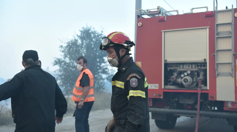 Μεγάλη φωτιά πάνω από την Πύλη Τρικάλων-Ισχυρή δύναμη της Πυροσβεστικής