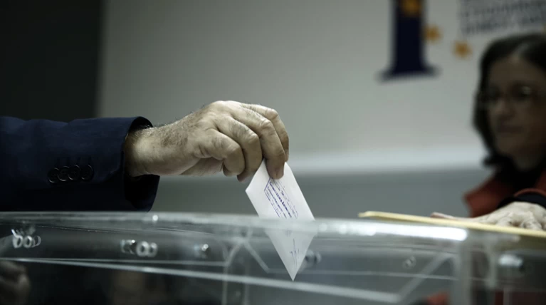Νέα δημοσκόπηση ProRata: Στο 4,5% η διαφορά ΝΔ - ΣΥΡΙΖΑ στους νέους