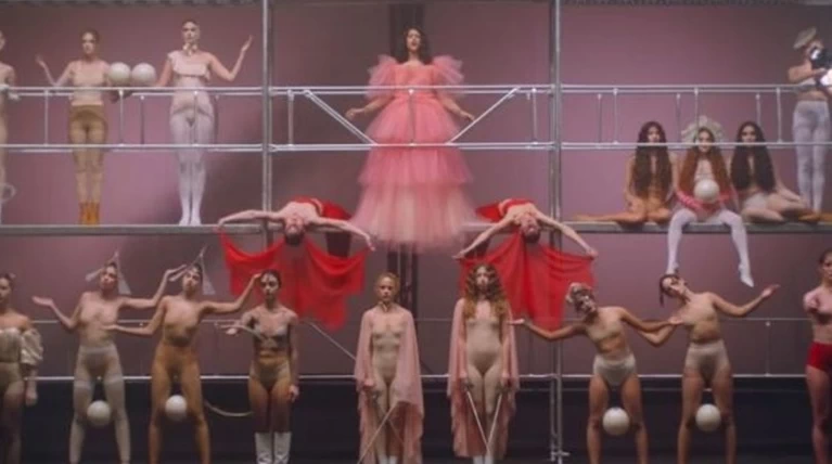 Eurovision 2019: H χορεύτρια σύζυγος του Χρανιώτη στο βίντεο της Nτούσκα