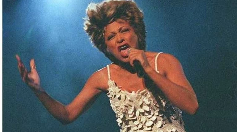 Tina: Αγνώριστη,ανέβηκε στη σκηνή & τραγούδησε στο μιούζικαλ της ζωής της