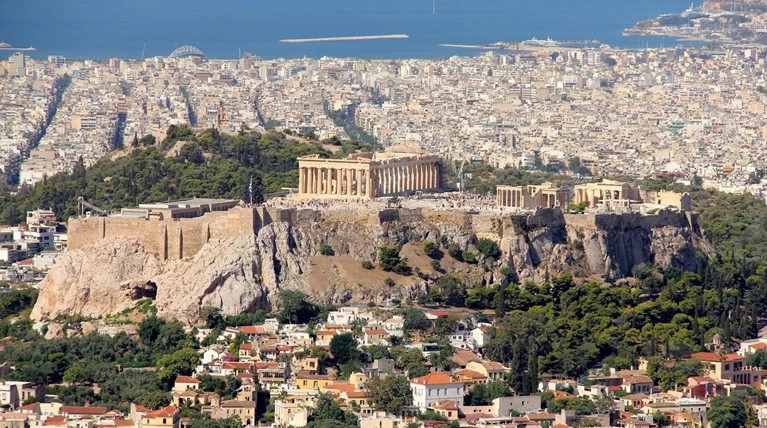 Guardian: Οι Eλληνες κινητοποιούνται για τη θέα στην Ακρόπολη