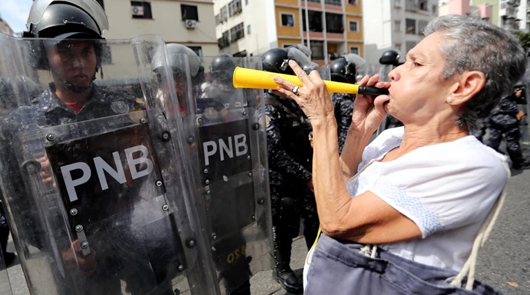 Βενεζουέλα: Στους δρόμους διαδηλωστές κατά... και υπέρ Μαδούρο