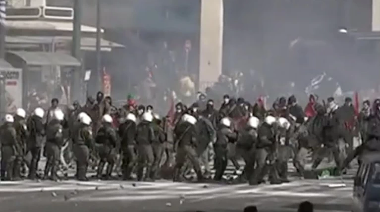 Τα γυρίσματα στο Σύνταγμα: Κλούβες, ΜΑΤ και «μάχες» με διαδηλωτές [εικόνες]