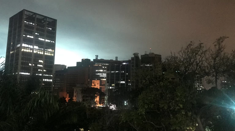 Στο σκοτάδι η Βενεζουέλα: Κατάσταση έκτακτης ανάγκης ζητά ο Γκουαϊδό