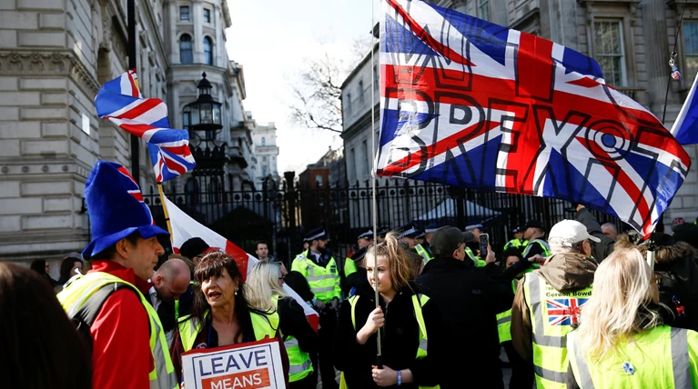 Κομισιόν για Brexit: Να αποφασίσει το βρετανικό κοινοβούλιο