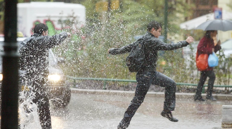 Θυελλώδεις άνεμοι, βροχές και καταιγίδες από το πρωί της Τρίτης