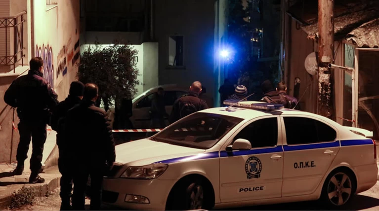 Μυστήριο με νεαρό που βρέθηκε αιμόφυρτος έξω από κατάστημα