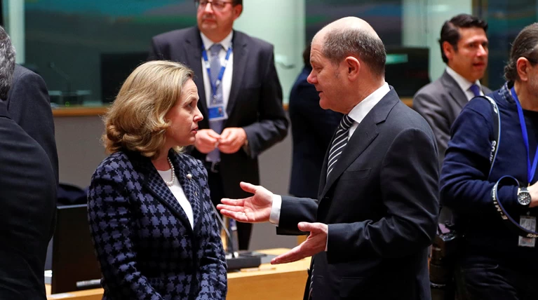 WSJ: Γιατί καθυστερούν οι ευρωπαίοι την εκταμίευση της δόσης