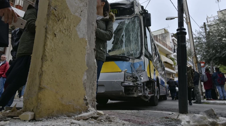 Σύγκρουση λεωφορείων στο Αιγάλεω με 11 επιβάτες τραυματίες-video