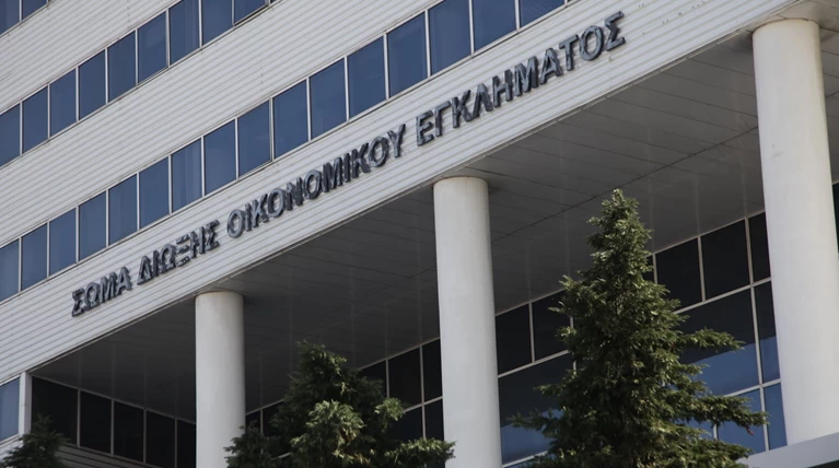 Λαθραίο αλκοόλ, πλαστά σήματα και προφυλακτικά... «μαϊμού» εντόπισε το ΣΔΟΕ