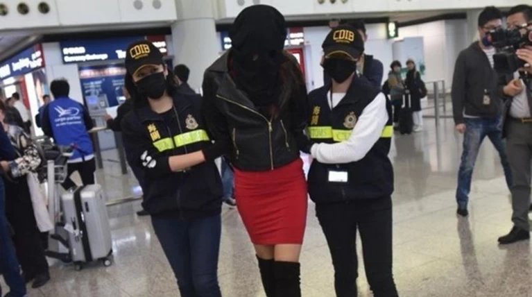 Οι πρώτες εικόνες της 21χρονης μετά την αποφυλάκιση της