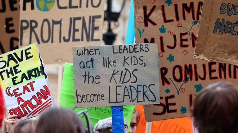 Μαθητές διαδηλώνουν για το κλίμα σε Αθήνα και Θεσσαλονίκη