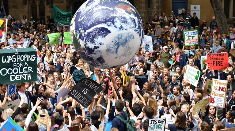 Εκατομμύρια μαθητές απ' ολο τον κόσμο ενώνουν τις φωνές τους για το κλίμα