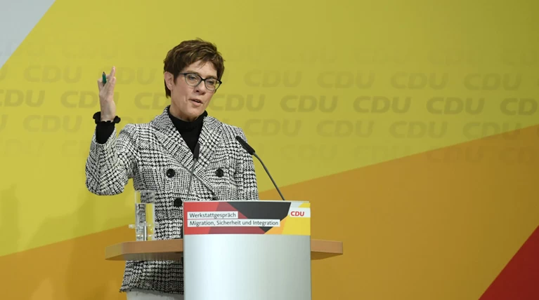 Γερμανία: Ακατάλληλη για καγκελάριος η Καρενμπάουερ λέει το 51%