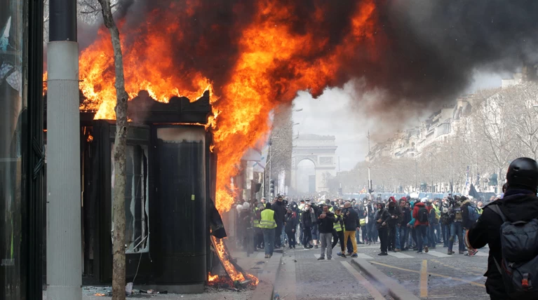 Nέα επεισόδια στο Παρίσι με αστυνομία και «κίτρινα γιλέκα»