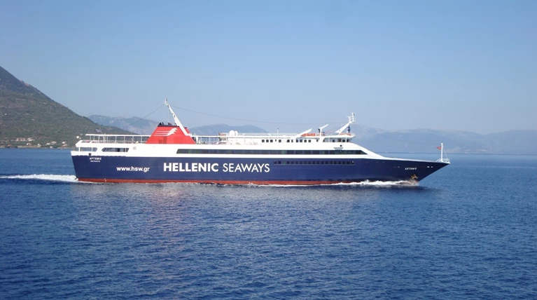 Πλέει με μία μηχανή το πλοίο Άρτεμις με 22 επιβάτες