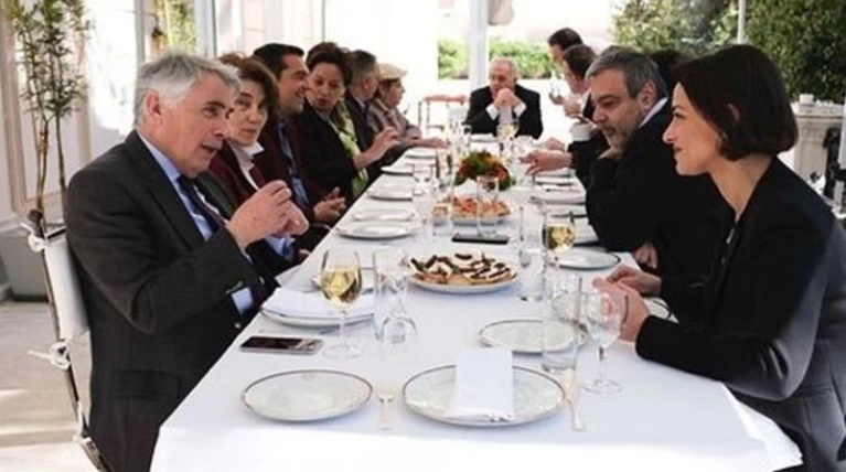 Το τραπέζι του Αλέξη Τσίπρα στους υποψήφιους ευρωβουλευτές στο Μαξίμου