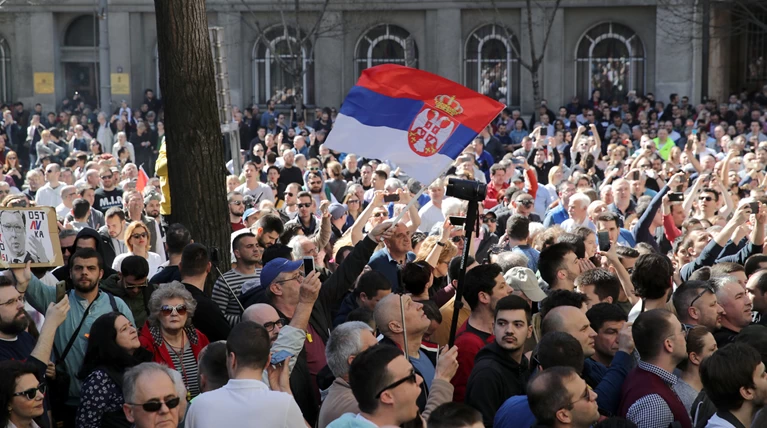 Καζάνι που βράζει η Σερβία: Διαδηλωτές απέκλεισαν το Προεδρικό