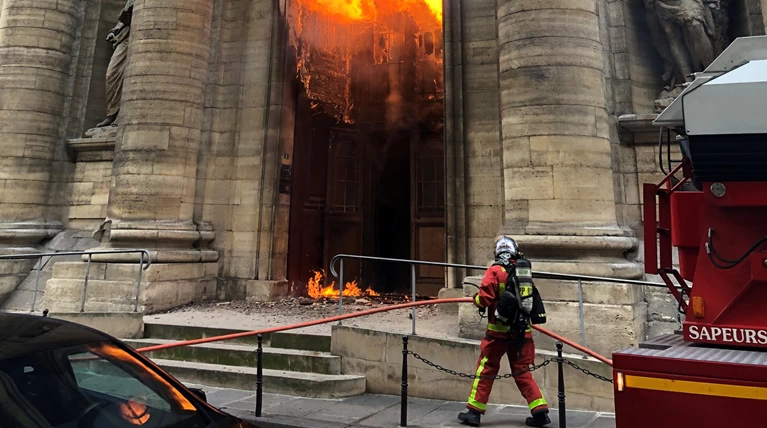 Φωτιά σε ιστορική εκκλησία στο Παρίσι (βίντεο)