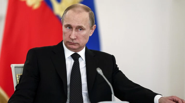 Πούτιν: Θεσπίζει πρόστιμα για όσους διαδίδουν fake news