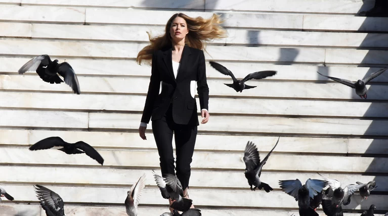 Ντούτσεν Κρος: Ο «άγγελος» της Victoria’s Secret ποζάρει στο Σύνταγμα