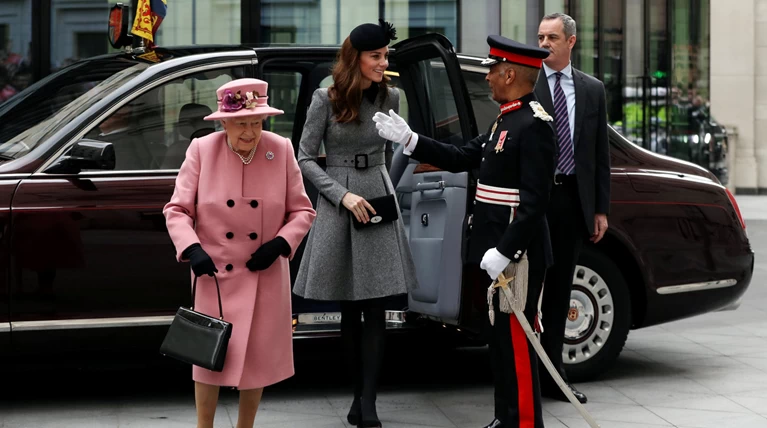 Κέιτ Μίντλετον: Γι' αυτό ντύθηκε τόσο άχρωμα δίπλα στη... ροζ βασίλισσα