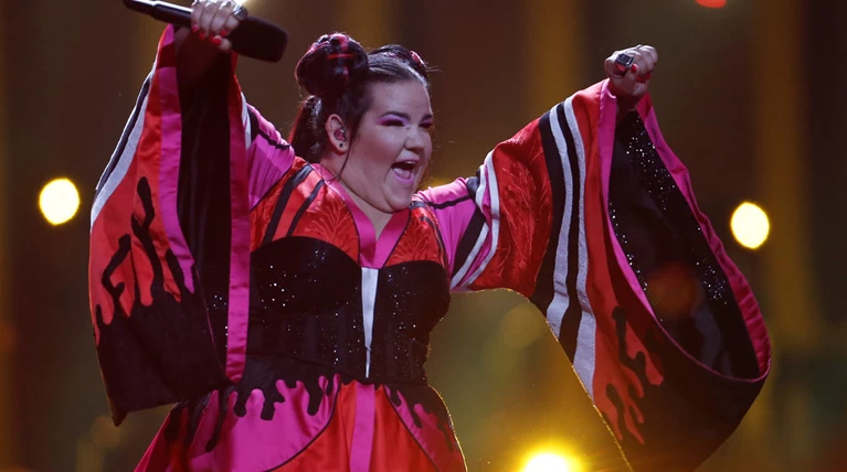 Η περσινή νικήτρια της Eurovision με μαγιό στο fashion week