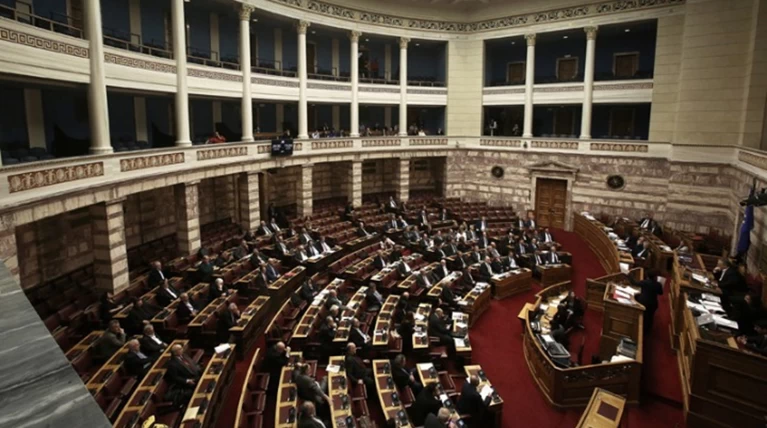 Αντιπαράθεση κυβέρνησης-αξιωματικής αντιπολίτευσης για προσλήψεις σε δήμους