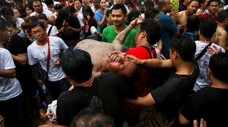Εκσταση στο «ιερό» φεστιβάλ των τατουάζ στην Ταϊλάνδη
