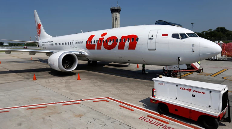 Lion Air: To αεροπλάνο έπεφτε και οι πιλότοι έψαχναν στο εγχειρίδιο