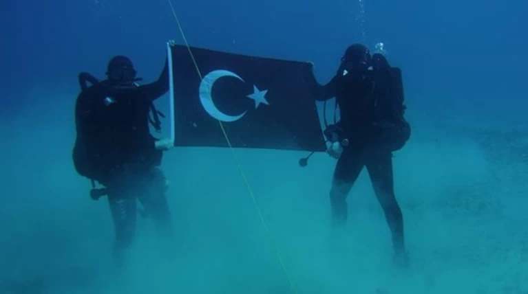 Τούρκοι κομάντο φωτογραφήθηκαν με τουρκική σημαία στο βυθό της Σούδας
