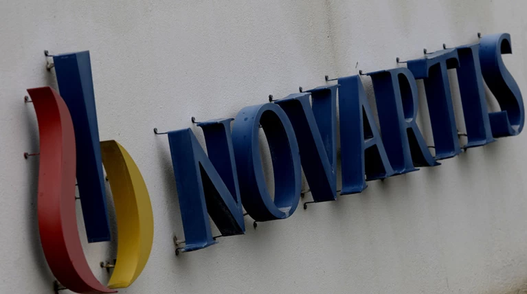 Bloomberg: Η Novartis δεν βρήκε αποδείξεις δωροδοκίας πολιτικών