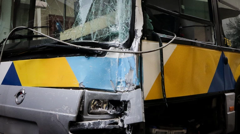 Σύγκρουση αστικού λεωφορείου με πούλμαν στους Θρακομακεδόνες