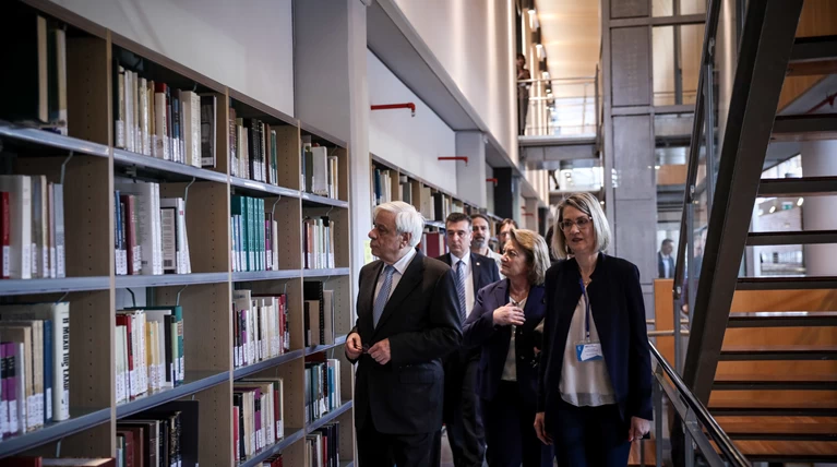 Ο Πρ. Παυλόπουλος εγκαινίασε τη βιβλιοθήκη της Φιλοσοφικής Σχολής του ΕΚΠΑ