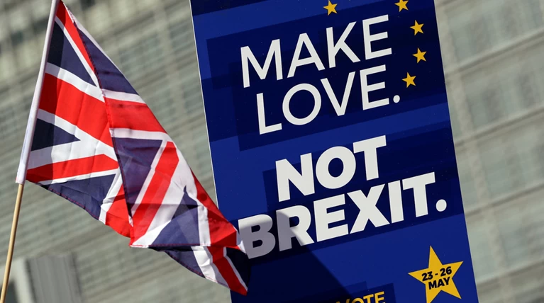 Βρετανία: 900 € θα χάσει κάθε κάτοικος αν γίνει άτακτο Brexit