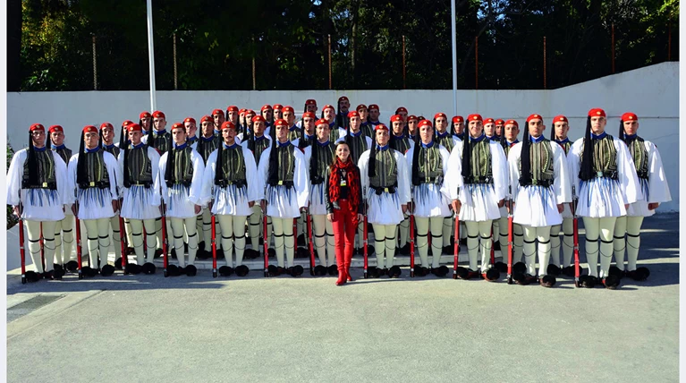 Δήμητρα Χατζηαδάμ: Η γυναίκα που απαθανάτισε τη ζωή των Ευζώνων