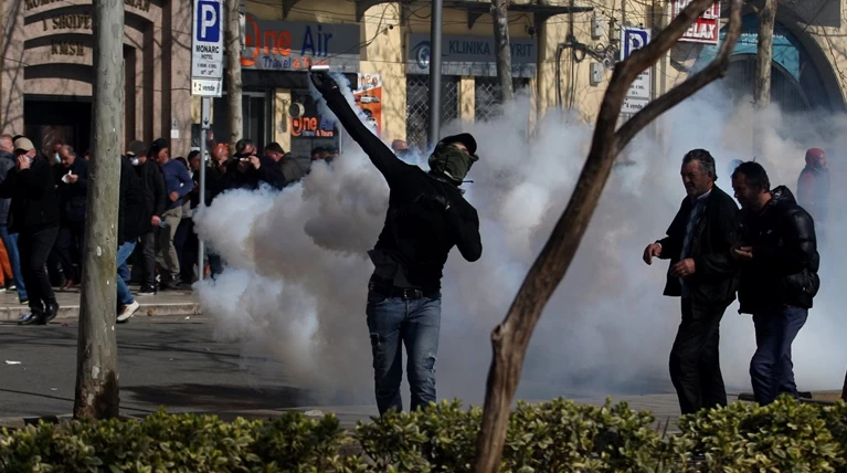Νέες συμπλοκές διαδηλωτών της αντιπολίτευσης με την Αστυνομία στα Τίρανα
